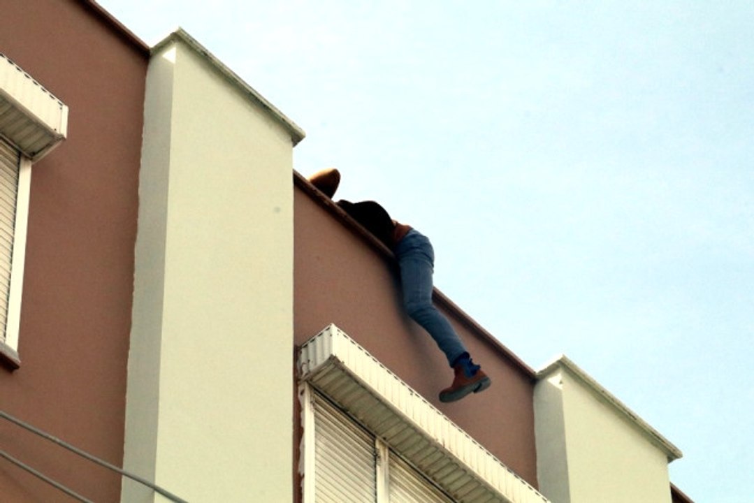 Polis, İntihara Kalkışan Genci "Kübra'ya Gerek Yok, Biz Seni Seviyoruz" Diye Teselli Etti