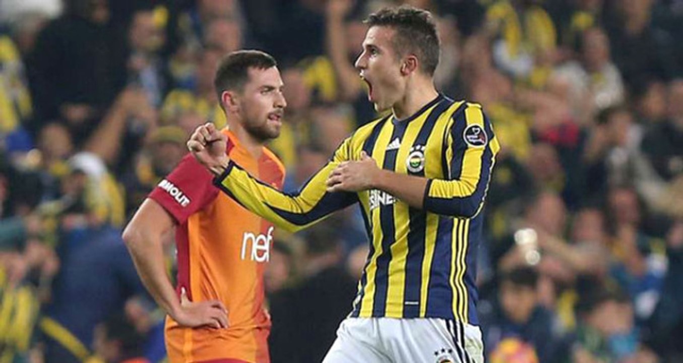 Robin van Persie, Derbi Öncesi Fenerbahçe'ye Başarılar Diledi