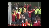 Galatasaray taraftarları TT Stadyumu önünde toplanıyor