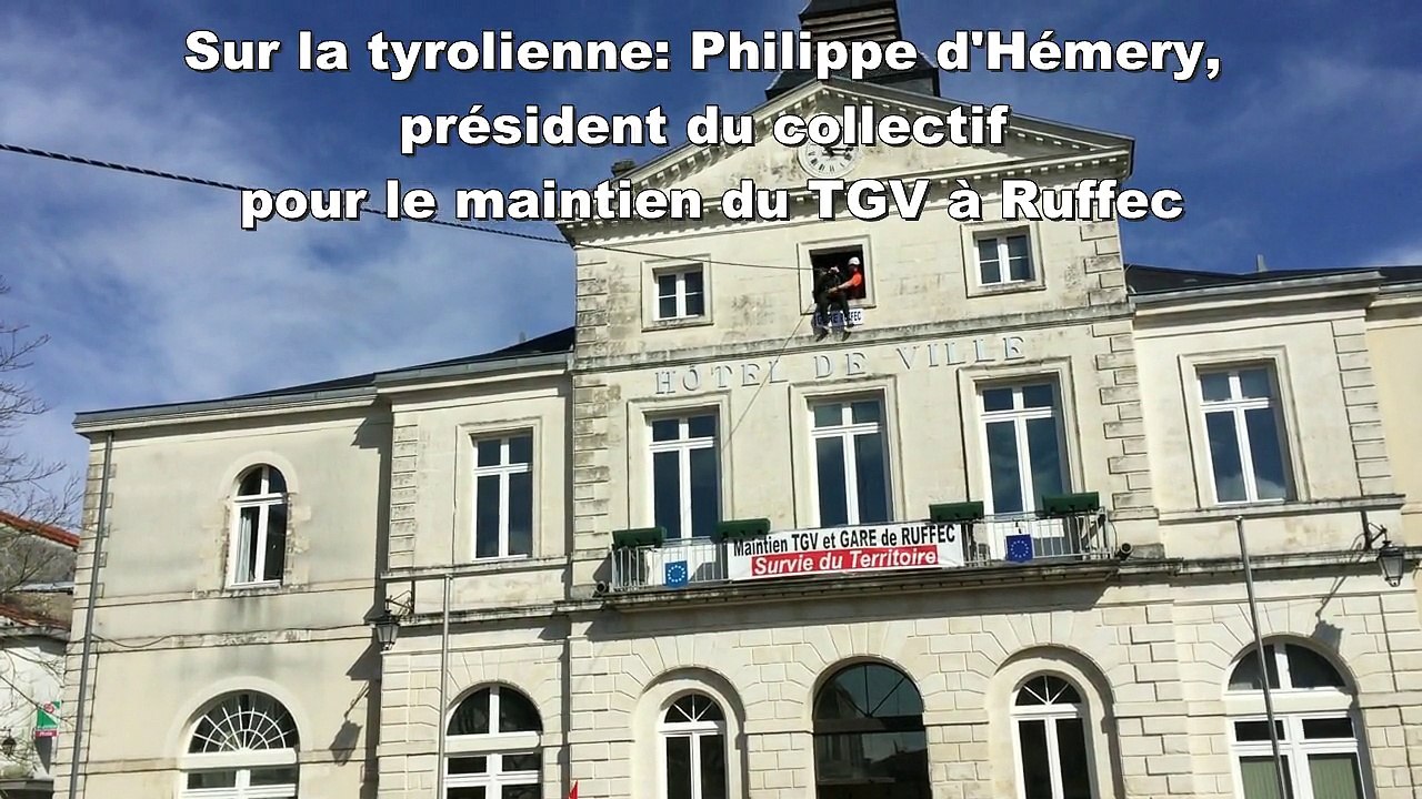 Les élus Charentais descendent de la mairie de Ruffec en tyrolienne