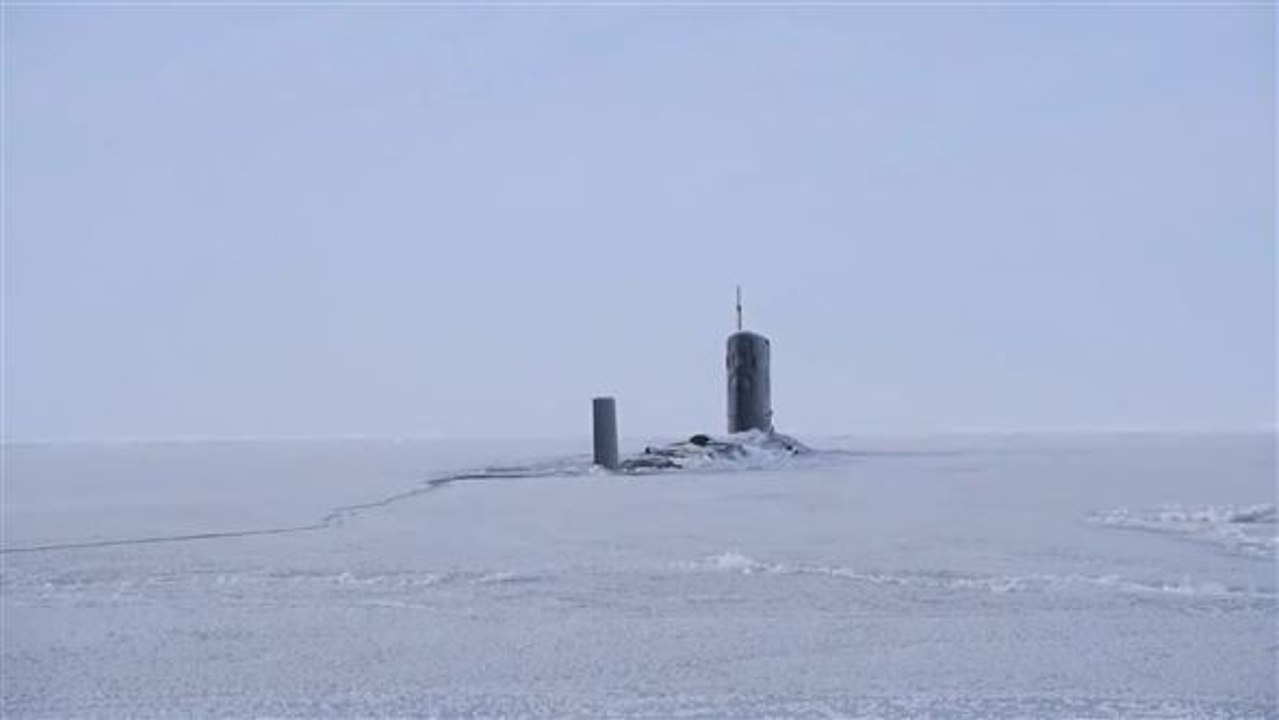 Im arktischen ozean: u-boot durchbricht eisdecke