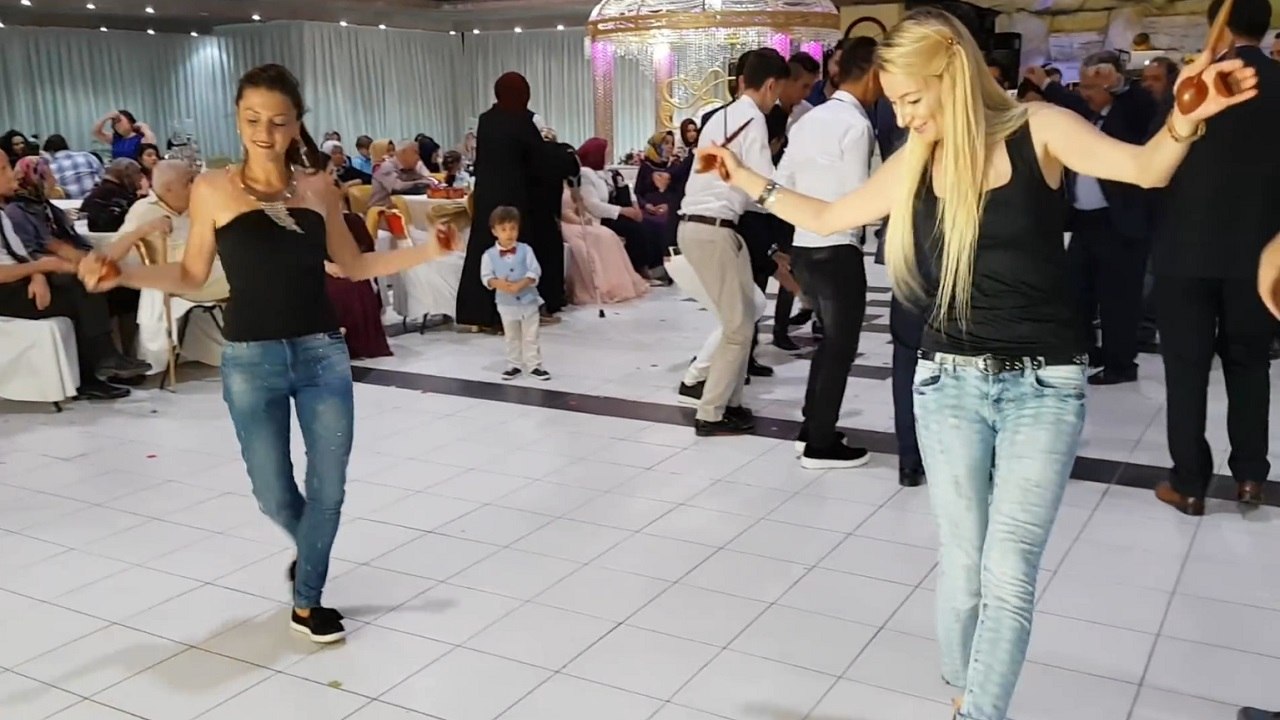 Kaşık havasını hoplatan kızlar