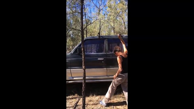 Cette débile veut casser la vitre de sa voiture pour récupérer ses clés mais attendez la fin!