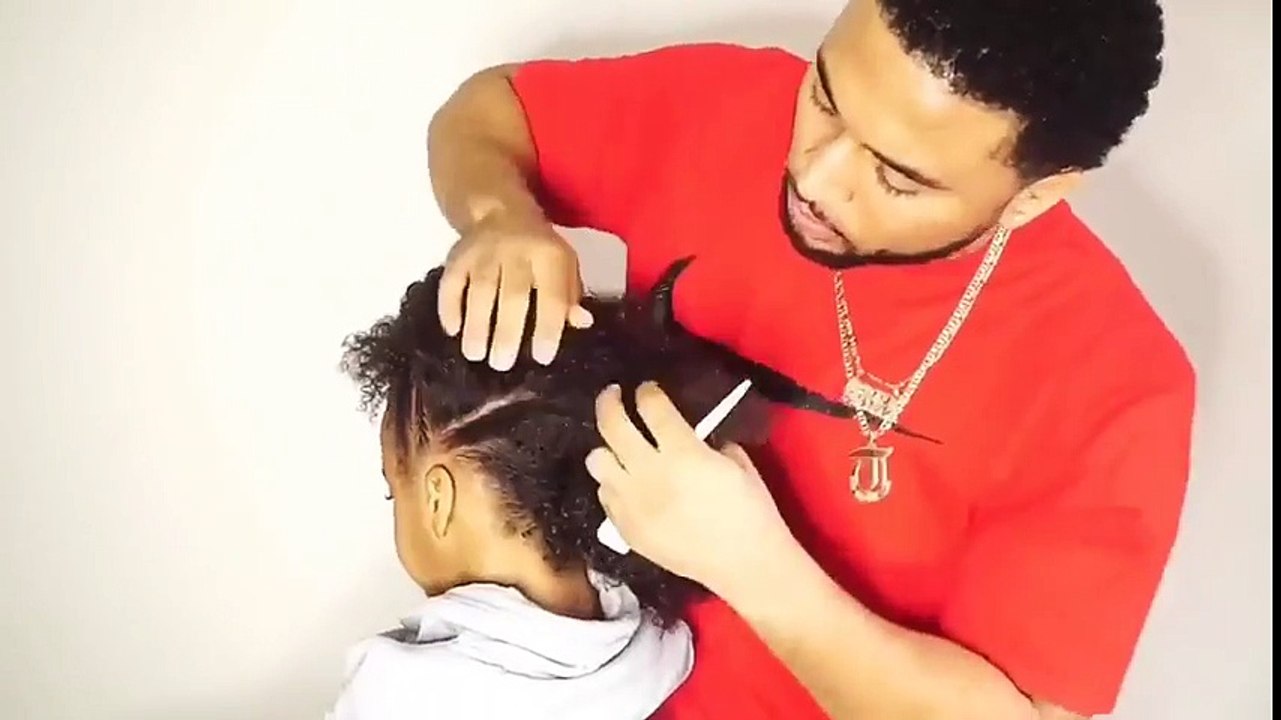 Papa coiffe sa fille avec des superbes tresses !