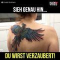 Es scheint ein normales Tattoo zu sein, aber wartet bis die Schultern sich bewegen...WOW!Via