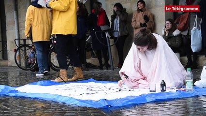 Quimper. Des étudiantes éprouvent l'art dans la rue