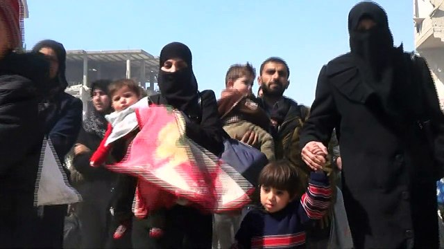 نزوح جماعي في سوريا والهجمات مستمرة على جبهتين