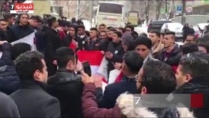 الناخبون يهتفون أمام السفارة المصرية بأوكرانيا المصريين أهم