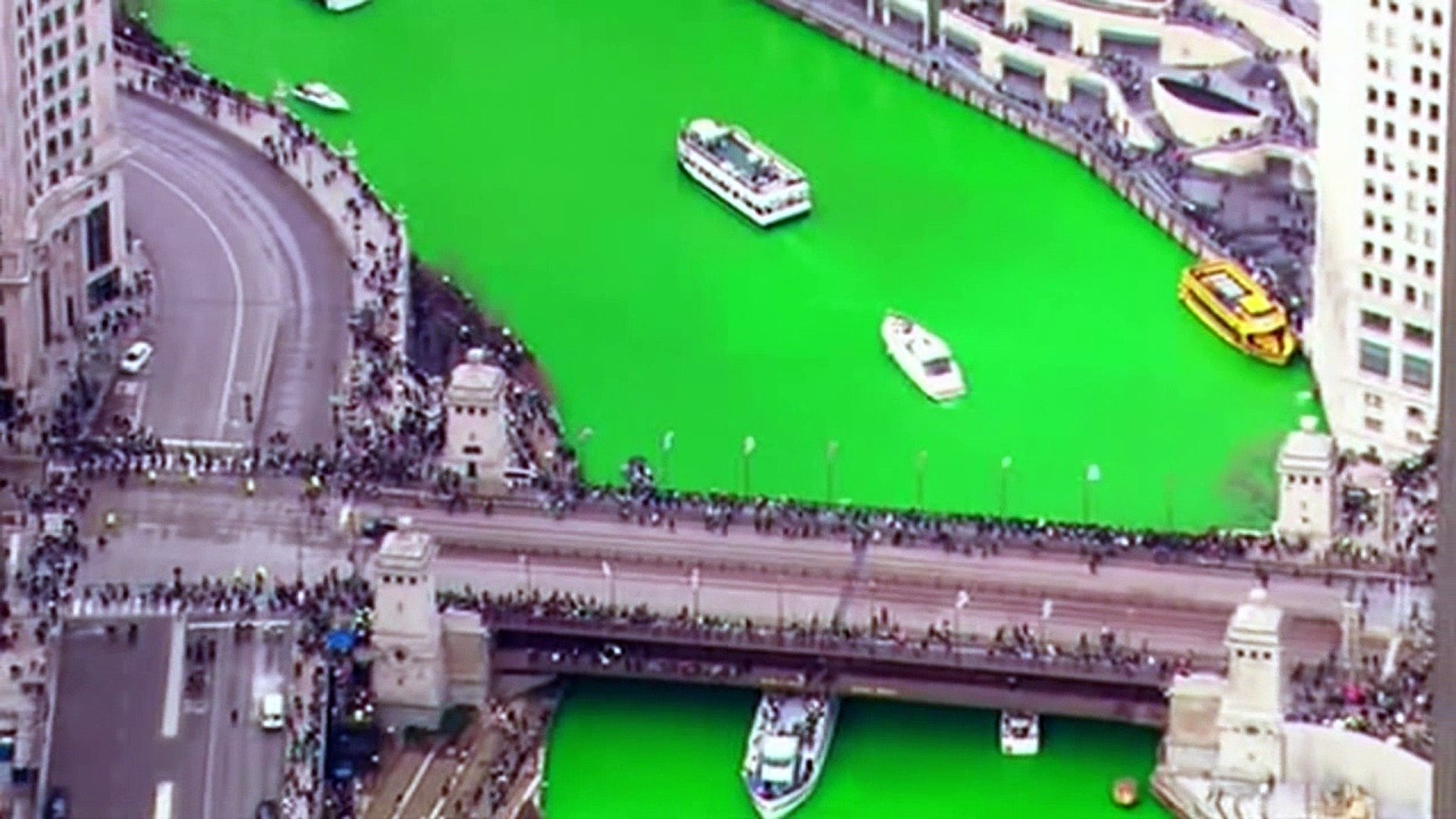 ⁣Chicago river dyed green to celebrate St Patrick's Day