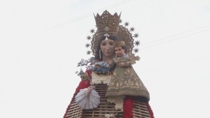 Miles de falleras desafían al cielo y tejen de flores el manto de la Virgen