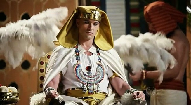 Os dez mandamentos (Capítulo Completo do dia 16/03/18) Ramsés propõe um novo acordo a pedido de Paser, para o povo não partir de vez deixando as crianças no Egito mas Moisés não aceita então o Rei fica furioso e os expulsa do Palácio