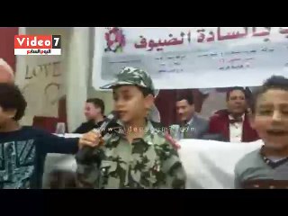 طفل بالزى العسكرى يغنى "قالوا إيه" فى حفل تكريم الأم المثالية بالمنوفية