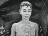 Audrey Hepburn recibe de Gary Cooper el Oscar a la Mejor Actriz por 