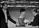 Vincente Minnelli recibe de Gary Cooper y Millie Perkins el Oscar al Mejor Director en 1959