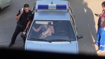 Une femme arretée par la police eclate le pare-brise de leur voiture à coup de pied