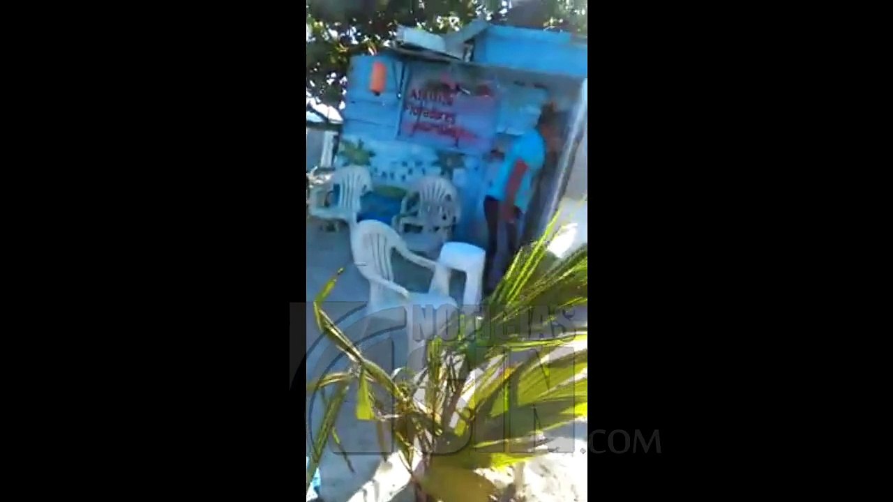 Con un machete hombre se enfrenta a agentes en playa de Boca Chica