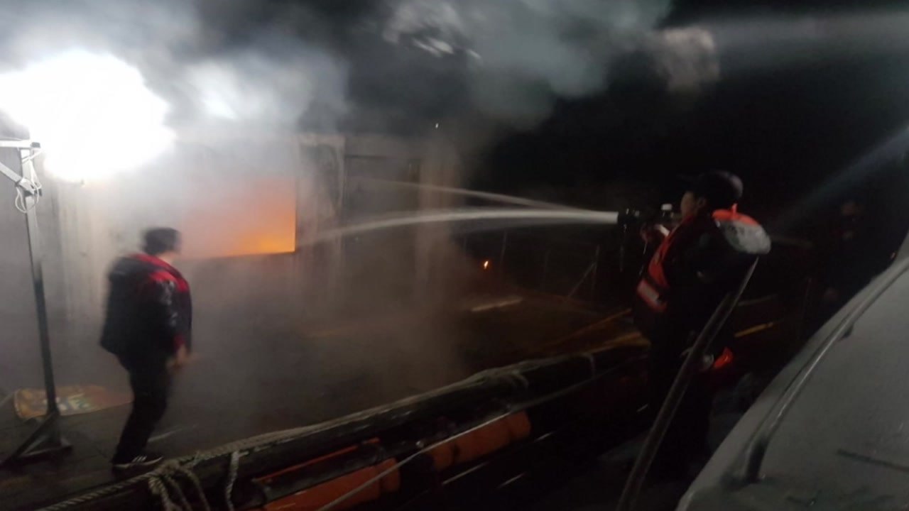 충남 보령 해상 컨테이너 낚시터 불...인명피해 없어 / YTN