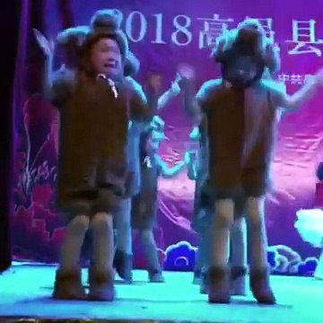 Em bé Trung Quốc vừa khóc vừa múa gây sốt mạng xã hội Trung Quốc