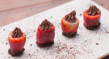 طريقة عمل فراولة محشية بتشيز كيك الشوكولاته في 15 دقيقة فقط