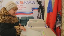 Abren los colegios electorales en Moscú para las presidenciales rusas