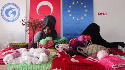 Samsun Mülteci Kadınlar Psikolojilerini Düzeltmek İçin Örgü Örüyorlar