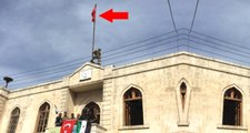 Son Dakika! Afrin Kent Merkezindeki Hükümet Binasına Türk Bayrağı Asıldı