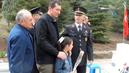 Şehit çocuklarında babalarının mezarlarına doğum günü çiçekleri