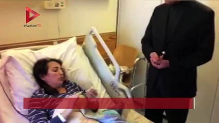 سفير مصر بهولندا يزور ناخبة في المستشفى بعد كسر قدمها أثناء التصويت