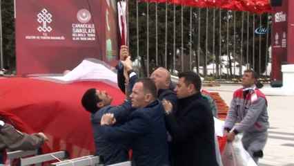 Şehitler abidesindeki dev Türk bayrağı kuvvetli rüzgar nedeniyle 3 kez hasar gördü