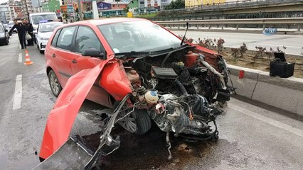 Otomobil köprünün bariyerlerine çarptı: 1 yaralı