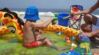 Макс Ловит Рыбку и Играет Машинками на Пляже Америка Видео для детей влог kids toys entertainment