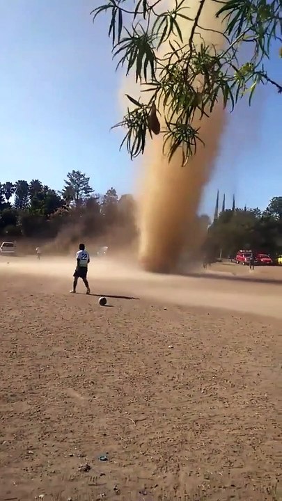 Une tornade de poussière débarque en plein match de foot. Impressionnant