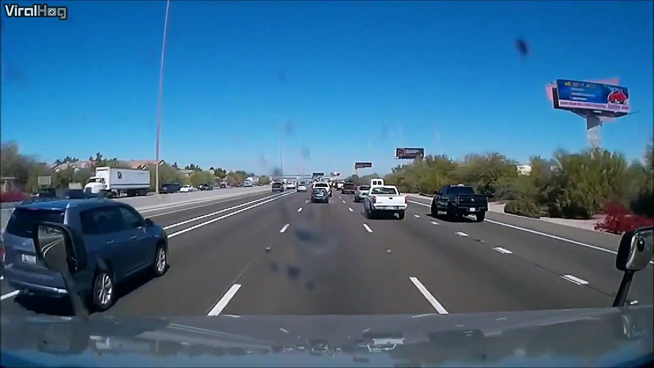 Il pile pour eviter une voiture et fait un écart : douloureux!