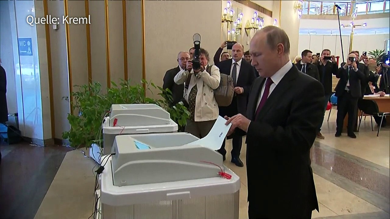 Putin vor der Wiederwahl - Opposition meldet Unregelmäßigkeiten
