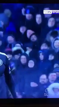 cenk tosun'un kendi koluna tükürmesi