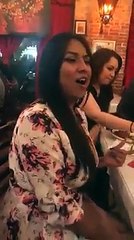 UNA MUJER ARTISTA CANTA EN UN RESTAURANTE Y LO HACE CON MUCHO SENTIMIENTO
