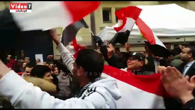 7 فيديوهات ترصد احتشاد المصريبن أمام السفارة بباريس للإدلاء بأصواتهم