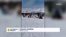 Skieurs projetés au sol d'un télésiège en pleine piste de ski !