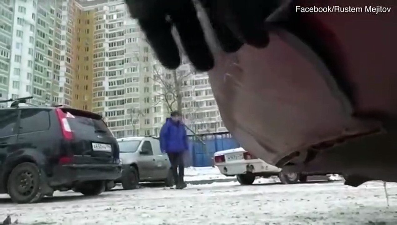 Cortou traseira de carro mal estacionado para poder estacionar. Só mesmo na Rússia!