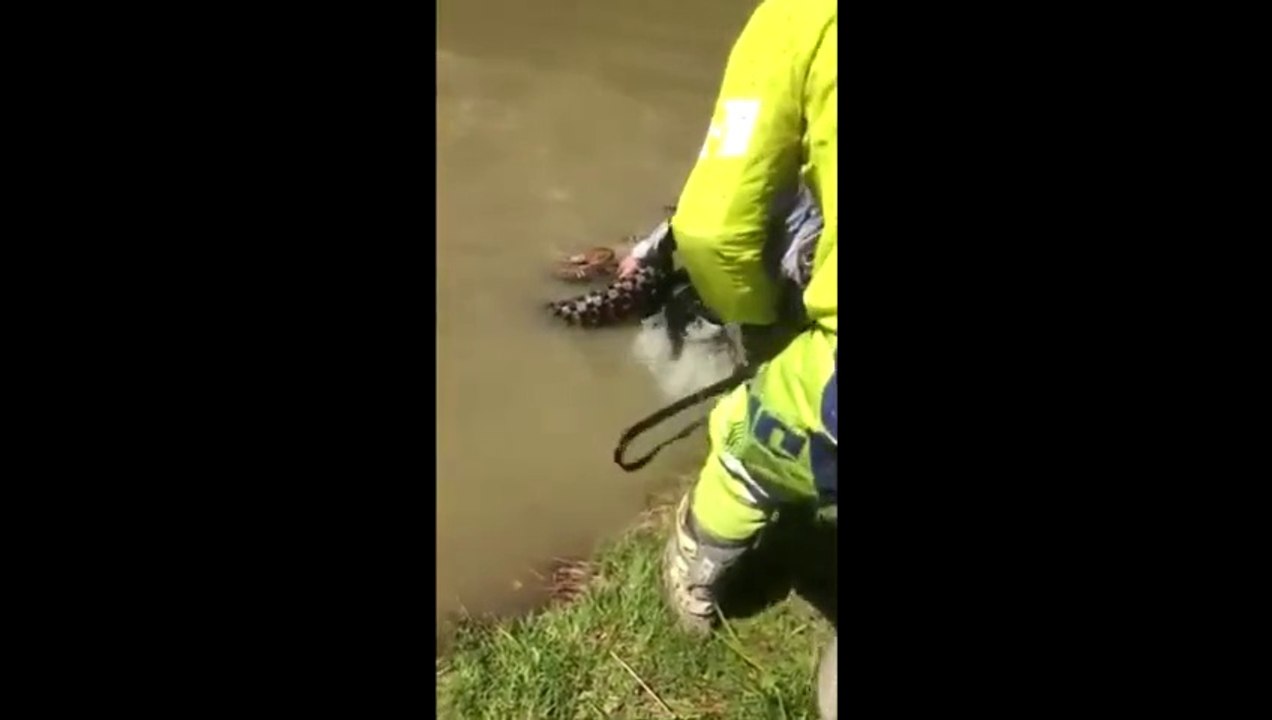Ce biker part à la peche pour récuperer sa moto dans le lac
