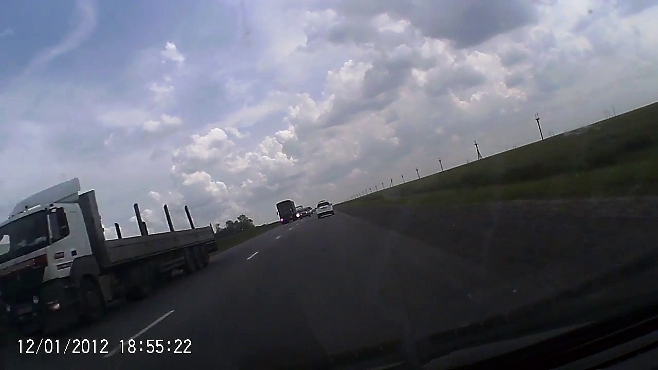 Ce motard est un miraculé... Très bon karma