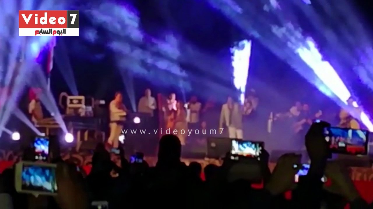 فيديو.. منير يبدأ حفل الأقصر عاصمة الثقافة بأغنية يا عروسة النيل يا حتة من السما.. ويقول: مرحبا بكم فى طيبة أجمل مدينة فى العالم
