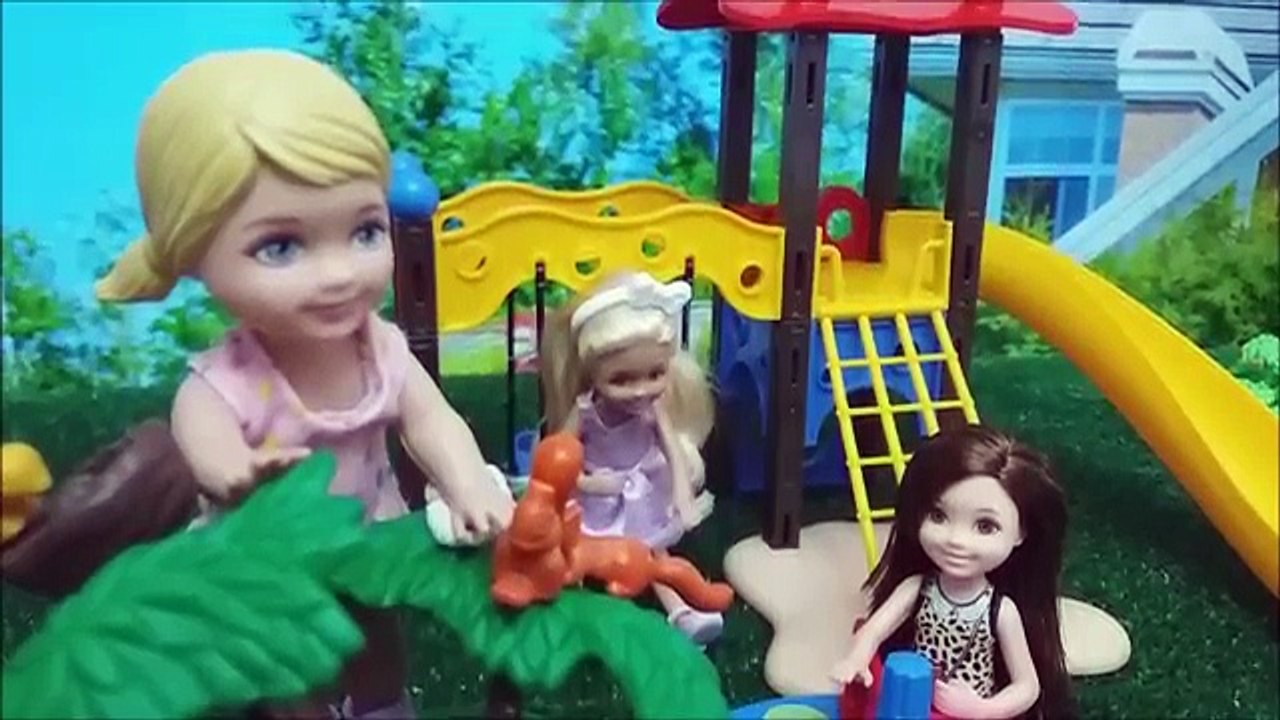 Chelsea se quiebra el brazo en el parque jugando con Maritza y va al doctor BARBIE y PLAYMOBIL