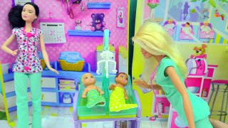 Dr. Barbie Baby Doctor - Twin Babies! Medical Doll + Twozies with Surprise Blind Bags
