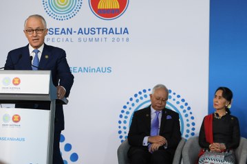 Asean leaders tackle Rohingya crisis,  urge South China Sea calm