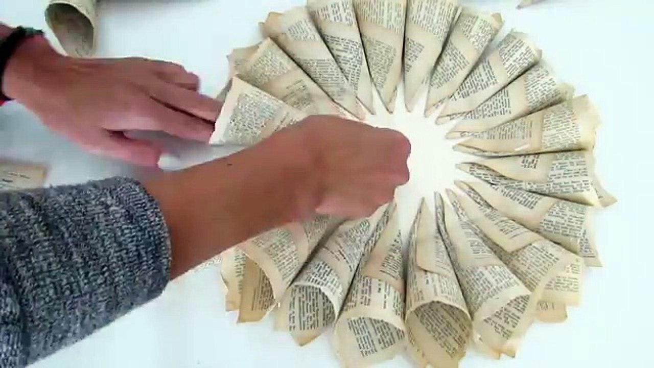 Papierkranz aus Buchseiten * Paper Dahlia Wreath * Anleitung