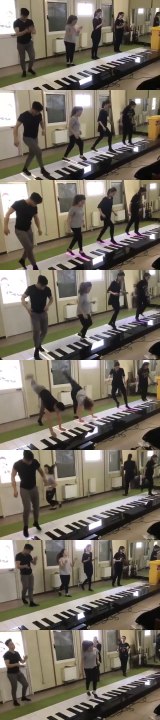 Ayak Piyanosuyla Despacito Şarkısını Çalan Gençler