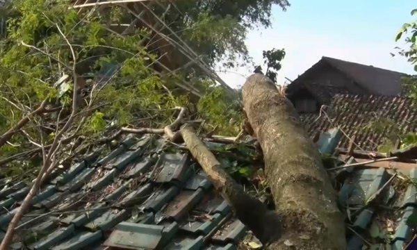 Listrik Putus dan Rumah Rusak akibat Puting Beliung