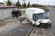 Ters Yolda Bariyere Çarpan Minibüsün Sürücüsü Öldü, Polis Alarma Geçti