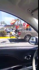 Peindre le trottoir... allongé dans le coffre d'un pickup !